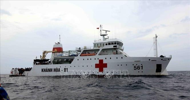 Trong những năm qua, được sự quan tâm của Đảng, Nhà nước, Bộ Quốc phòng đã đầu tư mua sắm, đóng mới tàu thuyền, trang bị kỹ thuật hiện đại cho Hải quân. Trong ảnh: Tàu quân y HQ-561 (Hải quân Vùng 4 ) làm nhiệm vụ trên biển Đông. Ảnh: Minh Đức - TTXVN