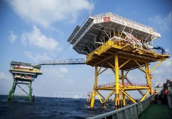 Nhà giàn DK1 - “pháo đài thép”, nơi các chiến sỹ khẳng định sức kiên cường trụ vững, ngày đêm canh giữ, bảo vệ chủ quyền vùng biển của Tổ quốc. Trong ảnh: Nhà giàn DK1/2 tại cụm Phúc Tần, “pháo đài thép” trên vùng biển phía Nam của Tổ quốc. Ảnh: Hồng Đạt - TTXVN