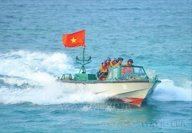 Hải quân nhân dân Việt Nam vượt qua mọi khó khăn, gian khổ, bình tĩnh, khôn khéo, kiên quyết, kiên trì, xử trí chính xác các tình huống, không để bị động, bất ngờ. Trong ảnh: Các chiến sĩ tuần tra trên vùng biển thuộc đảo Phan Vinh B, Đặc khu Trường Sa. Ảnh: Minh Đức - TTXVN
