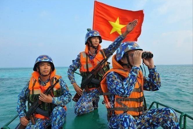 Các chiến sĩ tuần tra bảo vệ vùng biển thuộc đảo Phan Vinh B, Đặc khu Trường Sa. Ảnh: Minh Đức - TTXVN
