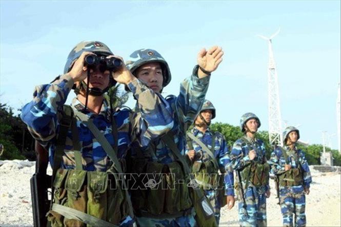 Lực lượng hải quân đánh bộ bảo vệ Trường Sa thường xuyên nâng cao cảnh giác, ngày đêm tuần tra bảo vệ chủ quyền biển, đảo thiêng liêng của Tổ quốc. Ảnh: Minh Đức - TTXVN