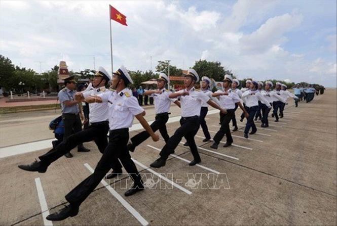 Trong khó khăn, thử thách, cán bộ, chiến sĩ Hải quân luôn thể hiện lòng trung thành tuyệt đối với Đảng, Nhà nước và nhân dân; có bản lĩnh chính trị kiên định, vững vàng, ý chí quyết tâm cao, chấp hành nghiêm kỷ luật, sẵn sàng hy sinh để bảo vệ chủ quyền biển, đảo, thềm lục địa của Tổ quốc. Trong ảnh: Một buổi huấn luyện đội ngũ của cán bộ, chiến sỹ đảo Trường Sa lớn. Ảnh: Trần Việt - TTXVN