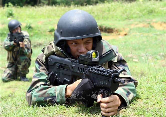 Chiến sĩ Lữ đoàn 174 (Quân chủng Hải quân) được trang bị nhiều loại vũ khí, quân trang hiện đại có thể tác chiến hiệu quả cả ngày và đêm trong mọi tình huống, thời tiết khắc nhiệt. Ảnh: Trọng Đức - TTXVN