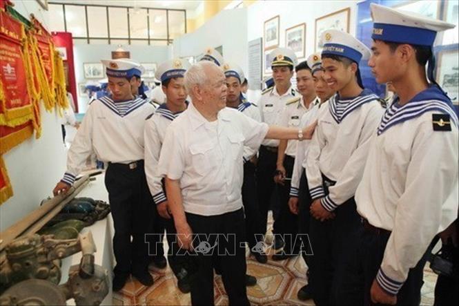 Thiếu tướng Mai Năng (tức Tạ Văn Thiều ) sinh năm 1930, Anh hùng Lực lượng vũ trang nhân dân, nguyên Tư lệnh Binh chủng Đặc công. Năm 1975, ông là Đoàn trưởng Đoàn Đặc công hải quân chỉ huy đơn vị giải phóng quần đảo Trường Sa. Trong ảnh: Thiếu tướng Mai Năng với cán bộ, chiến sĩ Lữ đoàn Đặc công 126 Hải quân. Ảnh: Lâm Khánh - TTXVN