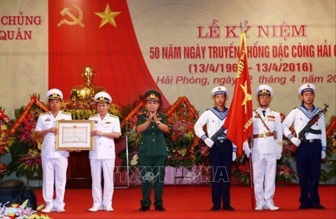 Trung tướng Lê Chiêm, Ủy viên Trung ương Đảng, Thứ trưởng Bộ Quốc phòng trao Huân chương Bảo vệ Tổ quốc hạng Nhất cho lực lượng Đặc công hải quân, tại Lễ kỷ niệm 50 năm Ngày truyền thống Đặc công hải quân (13/4/1966 - 13/4/2016), sáng 12/4/2016, tại Hải Phòng. Ảnh: Lâm Khánh - TTXVN