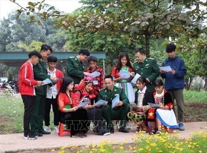 Bộ đội Biên phòng tỉnh Điện Biên tuyên truyền, phổ biến pháp luật về an ninh biên giới, chủ quyền lãnh thổ cho các em học sinh các dân tộc tại Trường THPT Mường Nhé. Ảnh: Xuân Tiến - TTXVN