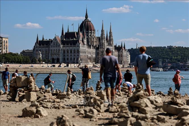 Mực nước sông Danube xuống thấp do nắng nóng và hạn hán tại Budapest, Hungary, ngày 28/7/2026. Ảnh: THX/TTXVN phát
