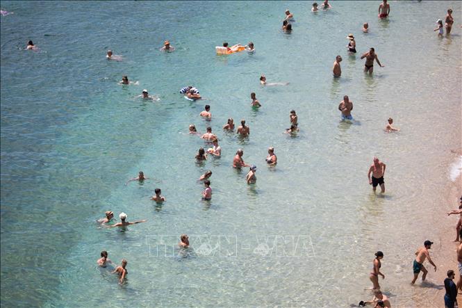 Người dân tắm biển tránh nóng tại Split, Croatia. Ảnh: THX/TTXVN phát