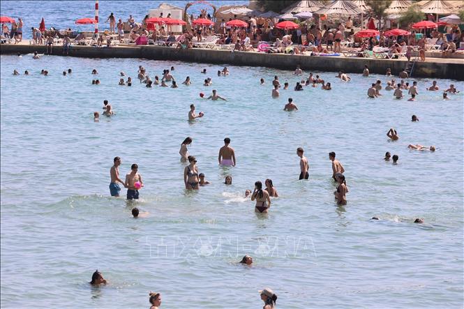 Người dân tắm biển tránh nóng tại Split, Croatia. Ảnh: THX/TTXVN phát
