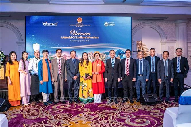 Đại sứ Việt Nam tại Sri Lanka Trịnh Thị Tâm (mặc áo dài vàng, đứng giữa) chụp ảnh lưu niệm cùng đoàn đại biểu, khách mời Việt Nam tại sự kiện. Ảnh: Đại sứ quán cung cấp/TTXVN phát