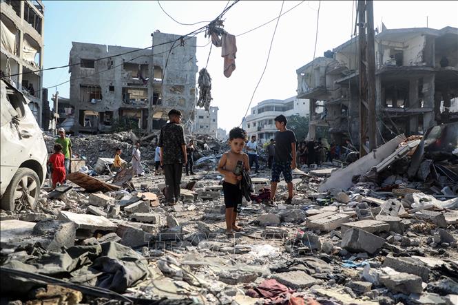 Cảnh đổ nát sau cuộc không kích của Israel tại trại tị nạn Al-Shati, Gaza, ngày 30/7/2026. Ảnh: THX/TTXVN phát