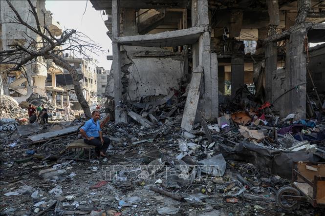 Cảnh đổ nát sau cuộc không kích của Israel tại trại tị nạn Al-Shati, Gaza, ngày 30/7/2026. Ảnh: THX/TTXVN phát