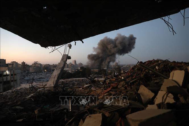 Khói bốc lên sau cuộc không kích của Israel tại Gaza, ngày 28/7/2026. Ảnh: THX/TTXVN phát