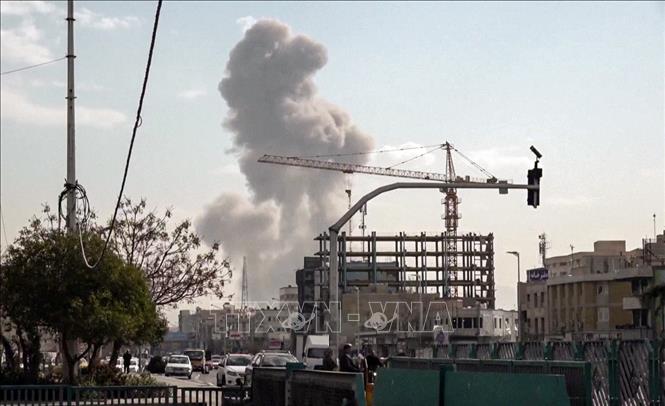 Khói bốc lên sau một vụ tấn công nhằm vào Tehran, Iran. Ảnh: ANI/TTXVN phát