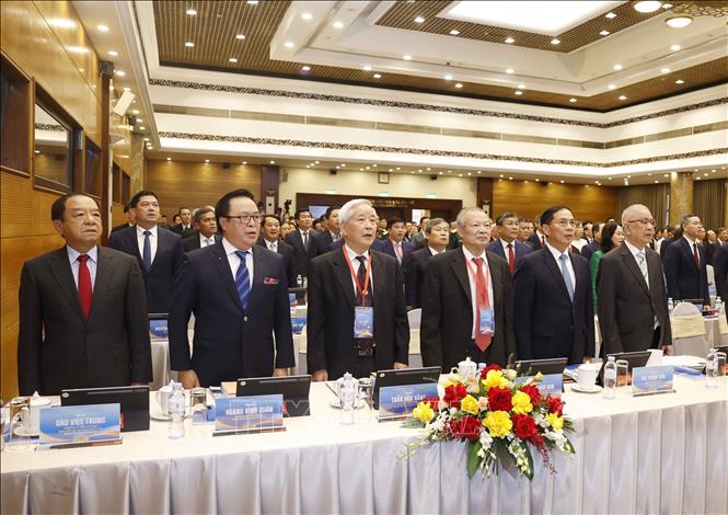 Các đại biểu thực hiện nghi lễ chào cờ. Ảnh: Thống Nhất – TTXVN
