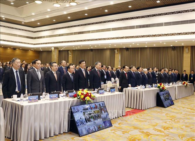 Tổng Bí thư, Chủ tịch nước Tô Lâm và các đại biểu thực hiện nghi lễ chào cờ. Ảnh: Thống Nhất – TTXVN