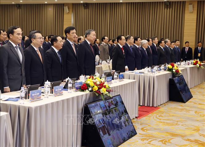 Tổng Bí thư, Chủ tịch nước Tô Lâm và các đại biểu thực hiện nghi lễ chào cờ. Ảnh: Thống Nhất – TTXVN