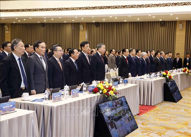 Tổng Bí thư, Chủ tịch nước Tô Lâm và các đại biểu thực hiện nghi lễ chào cờ. Ảnh: Thống Nhất – TTXVN