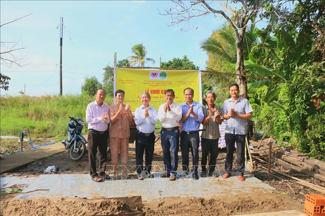 Khởi công xây dựng nhà tình thương cho đối tượng yếu thế tại xã Hỏa Lựu, thành phố Cần Thơ. Ảnh: Duy Khương - TTXVN