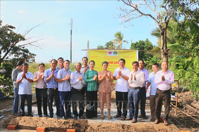 Khởi công xây dựng nhà tình thương cho đối tượng yếu thế tại xã Hỏa Lựu, thành phố Cần Thơ. Ảnh: Duy Khương - TTXVN

