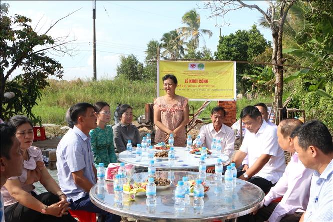 Đại diện gia đình Ông Nguyễn Văn Sáu, ã Hỏa Lựu, thành phố Cần Thơ cảm ơn các cấp, tổ chức xây dựng nhà tình thương cho gia đình. Ảnh: Duy Khương - TTXVN