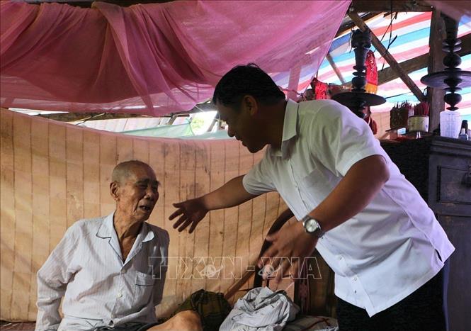 Ông Phan Văn Nhớ, Phó Chủ tịch UBND xã Hỏa Lựu, thành phố Cần Thơ thăm hỏi đối tượng yếu thế. Ảnh: Duy Khương - TTXVN