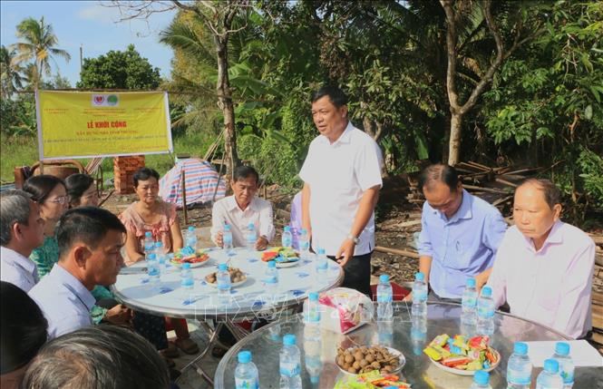 Ông Phan Văn Nhớ, Phó Chủ tịch UBND xã Hỏa Lựu, thành phố Cần Thơ phát biểu khởi công xây dựng nhà tình thương cho đối ttượng yếu thế trên địa bàn. Ảnh: Duy Khương - TTXVN