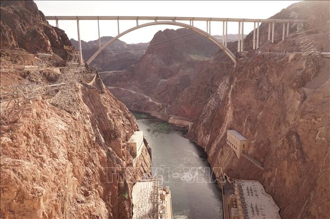 Đoạn sông Colorado gần đập Hoover ở giữa hai bang Arizona và Nevada, Mỹ. Ảnh: THX/TTXVN phát