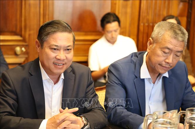 Ông Phan Thái Bình (trái) phát biểu tại buổi làm việc với lãnh đạo Bộ Công thương Séc. Ảnh: Trần Hòa – PV TTXVN tại Cộng hòa Séc