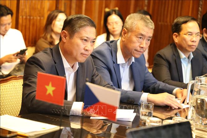 Ông Phan Thái Bình (trái) và các thành viên Đoàn công tác lắng nghe ý kiến của lãnh đạo Bộ Công thương Séc. Ảnh: Trần Hòa – PV TTXVN tại Cộng hòa Séc