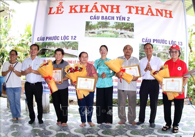 Tặng giấy khen của UBND xã Hỏa Lựu, thành phố Cần Thơ cho các nhà hảo tâm đóng góp hoàn thiện giao thông nông thôn trên địa bàn. Ảnh: Duy Khương – TTXVN