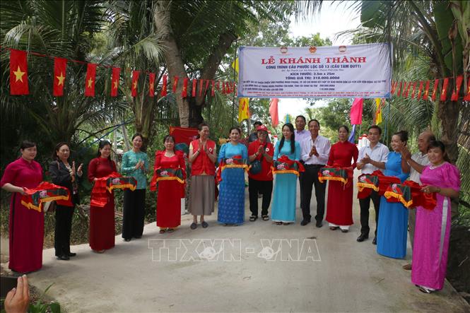 Khánh thành cầu Phước Lộc số 13 (ấp Thạnh Lợi, xã Hỏa Lựu, thành phố Cần Thơ) do Hội chữ thập đỏ Thiện Tâm, phường Minh Phụng, thành phố Hồ Chí Minh kết hợp Ủy ban MTTQ Việt Nam xã Hỏa Lựu thực hiện. Ảnh: Duy Khương – TTXVN
