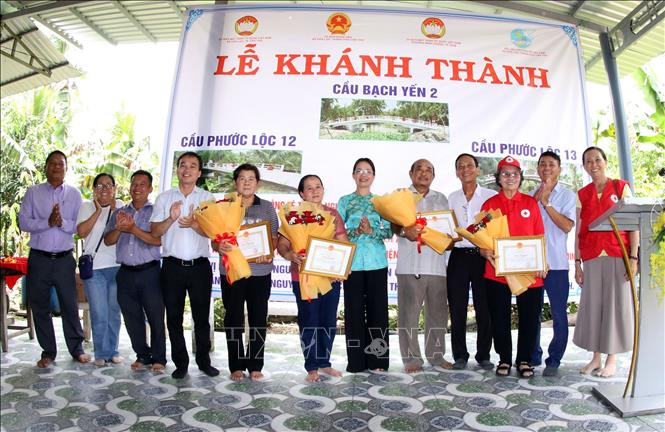 Tặng giấy khen của UBND xã Hỏa Lựu, thành phố Cần Thơ cho các nhà hảo tâm đóng góp hoàn thiện giao thông nông thôn trên địa bàn. Ảnh: Duy Khương – TTXVN