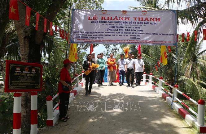 Khánh thành cầu Phước Lộc số 13 (ấp Thạnh Lợi, xã Hỏa Lựu, thành phố Cần Thơ) do Hội chữ thập đỏ Thiện Tâm, phường Minh Phụng, thành phố Hồ Chí Minh kết hợp Ủy ban MTTQ Việt Nam xã Hỏa Lựu thực hiện. Ảnh: Duy Khương – TTXVN
