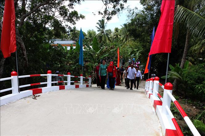 Khánh thành cầu Phước Lộc số 13 (ấp Thạnh Lợi, xã Hỏa Lựu, thành phố Cần Thơ) do Hội chữ thập đỏ Thiện Tâm, phường Minh Phụng, thành phố Hồ Chí Minh kết hợp Ủy ban MTTQ Việt Nam xã Hỏa Lựu thực hiện. Ảnh: Duy Khương – TTXVN