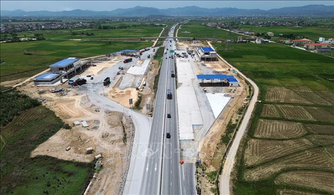 Một trạm dừng nghỉ trên tuyến cao tốc Bắc - Nam phía Đông đang được đẩy nhanh tiến độ thi công. Ảnh: Quốc Khánh - TTXVN