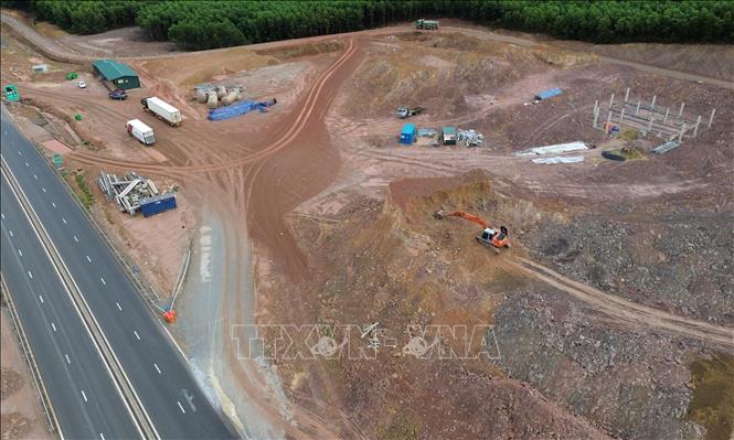 Một trạm dừng nghỉ trên tuyến cao tốc Bắc - Nam phía Đông đoạn Bùng - Vạn Ninh đang được đẩy nhanh tiến độ thi công. Ảnh: Quốc Khánh - TTXVN