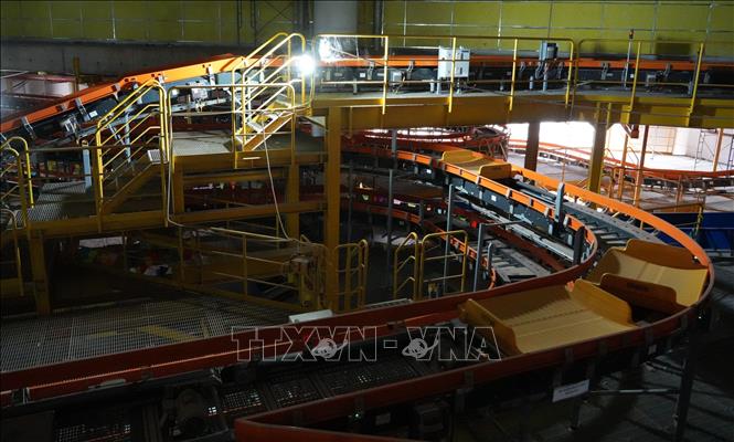 Vận hành thử khay hành lý tại hệ thống xử lý hành lý nhà ga hành khách sân bay Long Thành. Ảnh: Công Phong - TTXVN