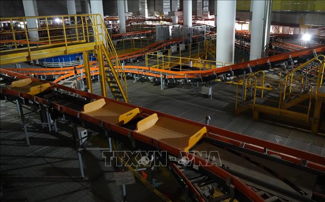 Vận hành thử khay hành lý tại hệ thống xử lý hành lý nhà ga hành khách sân bay Long Thành. Ảnh: Công Phong - TTXVN