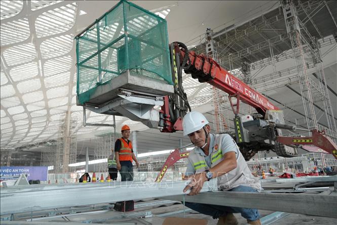 Người lao động hoàn thiện các kết cấu để lắp đặt tại nhà ga hành khách sân bay Long Thành. Ảnh: Công Phong - TTXVN