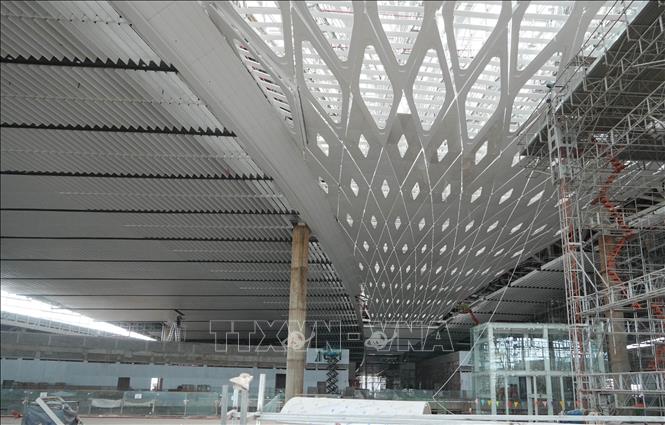 Một phần mái kính skylight nhà ga hành khách sân bay Long Thành đã cơ bản hoàn thiện. Ảnh: Công Phong - TTXVN