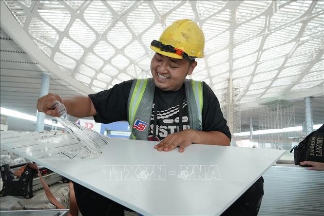 Người lao động hoàn thiện các kết cấu để lắp đặt vào mái kính skylight nhà ga hành khách sân bay Long Thành. Ảnh: Công Phong - TTXVN