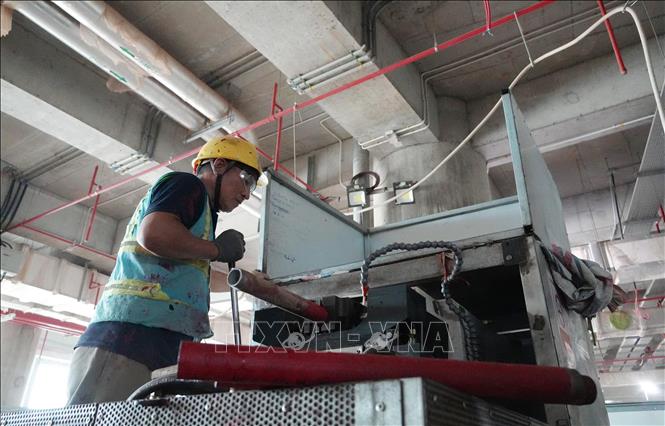 Người lao động hoàn thiện các kết cấu để lắp đặt tại hệ thống phòng cháy, chữa cháy ga hành khách sân bay Long Thành. Ảnh: Công Phong - TTXVN