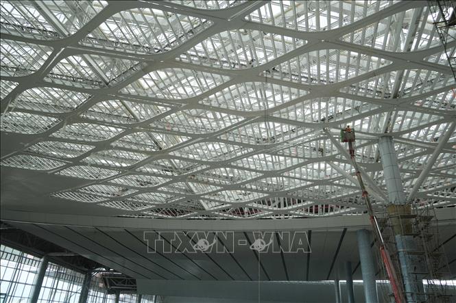 Người lao động hoàn thiện mái kính skylight nhà ga hành khách sân bay Long Thành. Ảnh: Công Phong - TTXVN