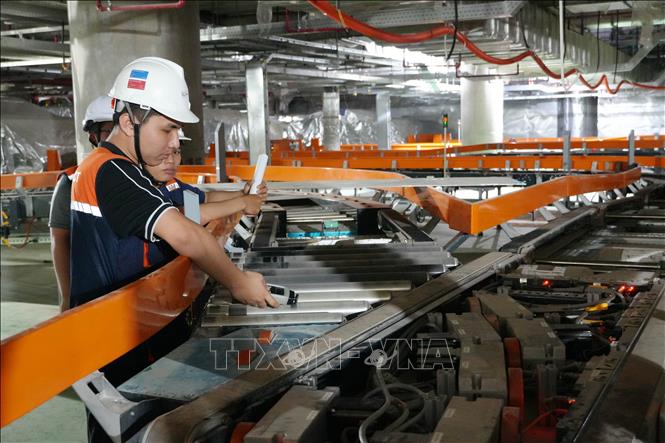 Người lao động kiểm tra, chạy thử các kết cấu của hệ thống xử lý hành lý nhà ga hành khách sân bay Long Thành. Ảnh: Công Phong - TTXVN