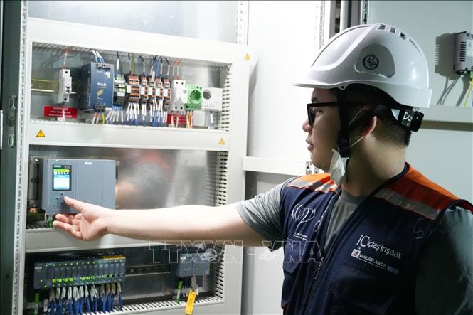 Người lao động kiểm tra hệ thống điện phục vụ hệ thống xử lý hành lý nhà ga hành khách sân bay Long Thành. Ảnh: Công Phong - TTXVN