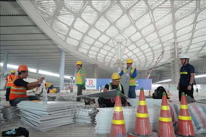 Người lao động hoàn thiện các kết cấu để lắp đặt vào mái kính skylight nhà ga hành khách sân bay Long Thành. Ảnh: Công Phong - TTXVN