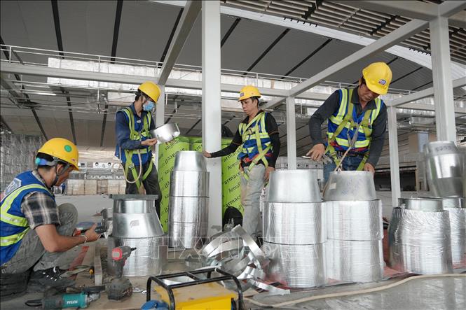 Người lao động hoàn thiện các kết cấu để lắp đặt vào hệ thống thông gió nhà ga hành khách sân bay Long Thành. Ảnh: Công Phong - TTXVN