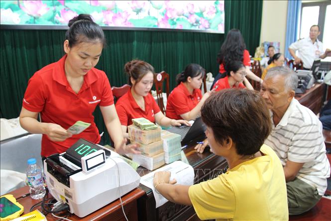 Người dân nhận tiền bồi thường giải phóng mặt bằng Cảng hàng không quốc tế Gia Bình. Ảnh: Thanh Thương - TTXVN
