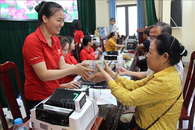 Người dân nhận tiền bồi thường giải phóng mặt bằng Cảng hàng không quốc tế Gia Bình. Ảnh: Thanh Thương- TTXVN